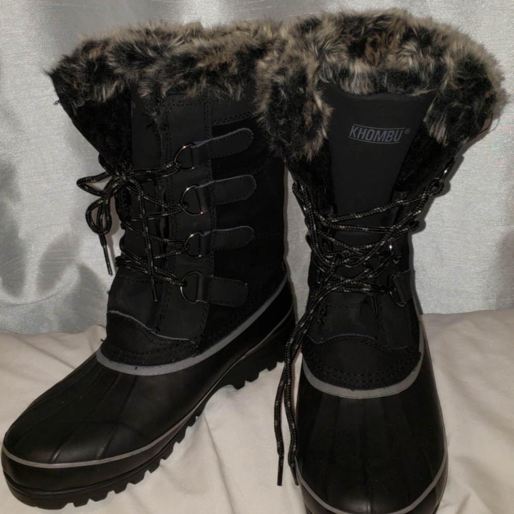 Black faux fur snow boots